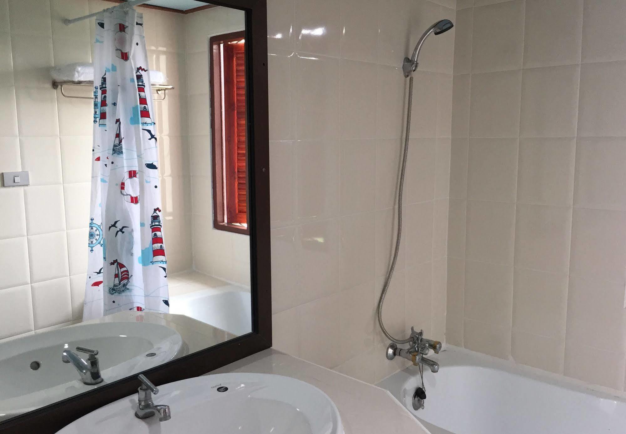 Toh Buk Seng Ayutthaya Hotel Esterno foto